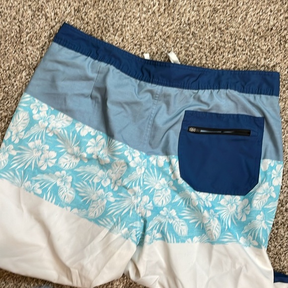 ❤️Blue and White Floral Men's Swim Shorts - Picture 2 of 3